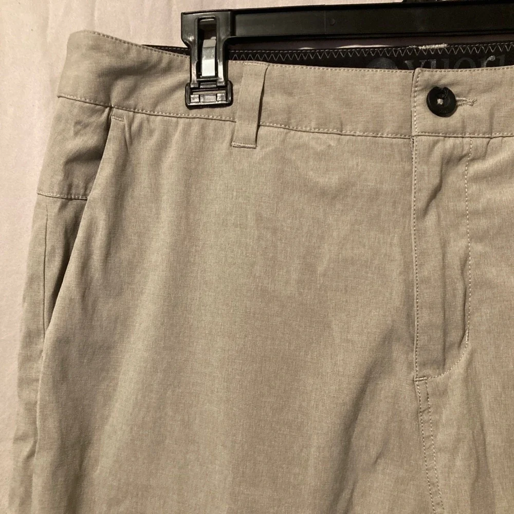Vuori Aim Shorts Mens 34 Khaki Tan Technical Stretch Performance V368